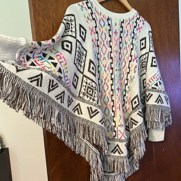 NWOT LIAN DE MARQLOP Sweater Tribal Design Fringe Poncho - Picture 3 of 3